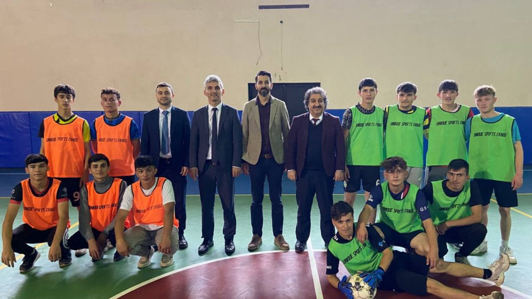 Cumhuriyetimizin 100. Yılı Etkinlikleri Kapsamında Düzenlenen Liseler Arası Futsal ve Voleybol Turnuvası